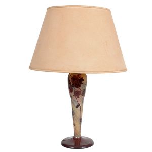 "<b>Abatjour</b>" em vidro camafeu, com corpo em delicados tons em amarelo, azul e rosa, decorado com motivos florais em alto-relevo na cor "bordeaux". Base em vidro sobreposto na mesma tonalidade. Estrutura elétrica preservada, com cúpula posterior em tecido bege. Assinado na Gallé base. Alt. 33 cm