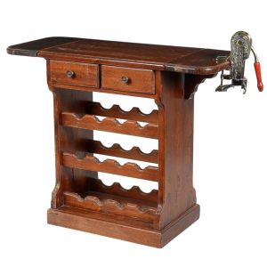 <b>Móvel adega </b>em madeira, composto por tampo com duas abas laterais retráteis e duas gavetas frontais. Estrutura inferior com suporte serrilhado para acomodação de garrafas, distribuído em quatro níveis. Acompanha saca-rolhas metálico modelo "Legacy", afixado à lateral. Med. 80 x 98 x 40 cm