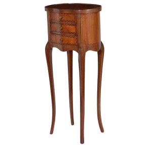 <b>Mesa auxiliar francesa </b>em madeira, com tampo liso e borda arredondada, apoiada sobre quatro pés curvos ao estilo Luiz XV. Frente com três gavetas emolduradas por delicado trabalho de "marqueterie" em padrão geométrico. Puxadores metálicos originais em tom dourado.  Med. 72 x 30 x 20 cm