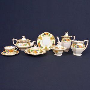 <b>Serviço de chá </b>em porcelana inglesa John Maddock & Sons Ltd.  Royal Ivory  modelo "Minerva", com decoração floral policromada com detalhes em dourado. Constando de bulé para café, bule para chá, 12 pratos de pão, 10 xicaras p/ chá com pires, mantegueira e açucareiro. Total de 26 peças.