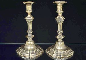 <b>Par de castiçais </b>em prata francesa apresentando haste decorada por "coquille" ao centro e base em filetes sobrepostos. Apresenta brasão de armas. Contraste "Cabeça de Mercúrio" de meados do séc. XIX (1840-1879). Base com orifícios para fiação elétrica. Peso 1.300 gramas. Alt. 25,5 cm