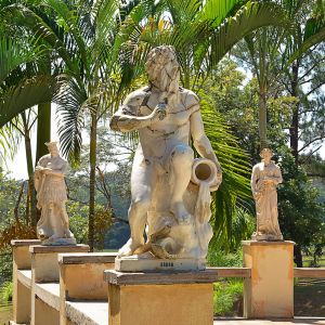 <b>Escultura </b>em faiança vitrificada representando figura mitológica masculina, inclinada sobre rochedos com ânfora derramando água, aludindo ao rio Douro, conforme inscrição "Douro" na base. Fábrica Santo Antônio do Porto, Portugal. Marcas de desgaste compatíveis com exposição externa.
