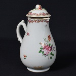 <b>Leiterinha </b>em porcelana Companhia das Índias decorada em esmaltes policromados nos tons característicos da Família Rosa, com guirlandas florais no bojo e friso superior ondulado. Corpo bojudo com bico pronunciado e alça sinuosa. Tampa com pomo modelado em formato de flor. Alt. 15 cm