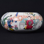 "<b>Cachepot</b>" em porcelana chinesa policromada com esmaltes nas tonalidades vivas de verde, rosa, amarelo e azul. Corpo bojudo decorado com cena narrativa contínua representando personagens em ambiente aristocrático, entre mobiliário, flores e elementos arquitetônicos. Med. 10 x 22 cm