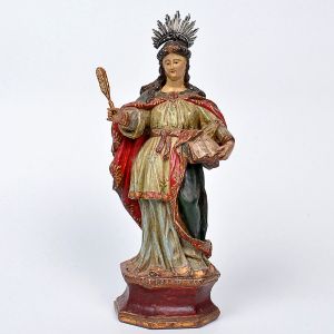 Belíssima imagem de <B>Santa Quitéria </B>em madeira, apresentando graciosas vestes sobrepostas de linda policromia com plissados movimentados e espraiado aos pés. Em uma das mãos uma palma representando sua entrega a Jesus e na outra um livro. Resplendor em prata. Séc. XVIII. Alt. 27 cm
