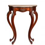 <b>Console </b> francês, em madeira nobre, ornado com apliques de bronze dourado em motivos florais e fitomórficos e tampo em mármore. Estrutura com quatro pés curvos tipo "cabriolet". Tampo em mármore claro de contorno recortado, com friso metálico. Necessita restauro. Séc. XIX. Med. 89 x 67 x 31 cm