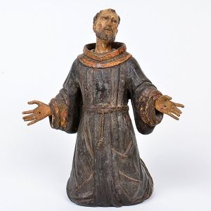 Lindíssima imagem de <b>São Francisco </b>em madeira entalhada, em posição de joelhos. Excelente erudição evidenciada por sua feição fortemente expressiva. Braços abertos representando sua entrega a Deus. Túnica com policromia preservada e realçada a ouro. Séc. XVIII. Alt. 21 cm