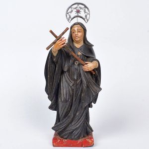 Belíssima imagem de <b>Santa Rita </b>em madeira entalhada, de excelente erudição. Vestes profusamente plissadas. Pintura íntegra. Base marmorizada em vermelho e carmim. Resplendor de prata em formato de meia lua centralizando estrela com pedra vermelha. Séc. XVIII. Alt. 29 cm