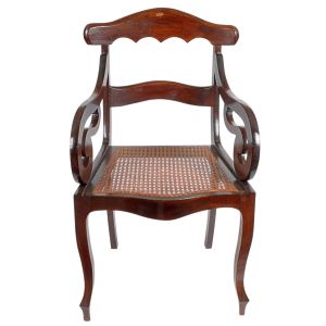 <b>Cadeira de braços </b>pernambucana em madeira nobre, com assento em palhinha. Estrutura de encosto recortado em volutas suaves e braços com entalhes sinuosos em elegante movimento. Pernas anteriores curvas no estilo "cabriolet" e posteriores levemente arqueadas. Alt. 89 cm