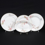 <b>Serviço de jantar</b>, em porcelana francesa, Limoges, decorada com motivos florais em tonalidade cor de rosa sobre fundo branco. Marca da manufatura no verso. Constando de 32 pratos rasos, 16 pratos fundos, 16 pratos de sobremesa e 2 covilhetes ovais. Total de 66 peças.