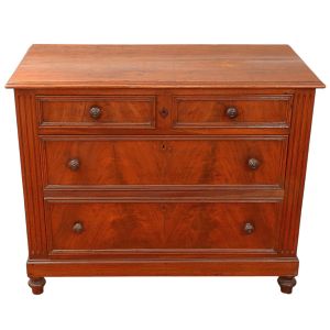 <b>Cômoda </b>em madeira nobre, de frente reta, composta por duas pequenas gavetas superiores e duas gavetas largas abaixo, todas com puxadores torneados em madeira. Laterais com colunas em relevo vertical e base assente sobre pés torneados na frente. Med. 84 x 105 x 53 cm