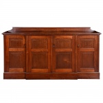 <b>Aparador </b>em madeira nobre, com linhas retas, quatro portas almofadadas, puxadores metálicos e faixa superior com leve ressalto. Estrutura robusta, com veios aparentes e acabamento original em tom castanho. Brasil, primeira metade do séc. XX. Med. 101 x 205 x 44 cm