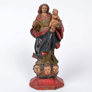 Belíssima imagem de <b>Nossa Senhora do Rosário com Menino </b>em madeira, de erudição evidentemente barroca. Ricas vestes policromadas e entalhadas com plissados. A imagem pousa nuvens com três cabeças de querubins. Base chanfrada na cor carmim. Séc. XVIII. Alt. 23 cm
