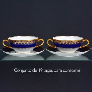 <b>Conjunto de 19 taças para consomê com respectivos pires</b>, em porcelana Jean Haviland, produzidas para MAPPIN & WEBB - Rio de Janeiro. Corpo branco e faixa superior em azul cobalto, ornada por friso dourado em padrão de ogivas. Alças também realçadas em douração.