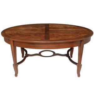 <b>Mesa de jantar </b>em madeira nobre, com tampo oval e sistema elástico.Pés torneados de inspiração clássica, unidos por travamento inferior em arabescos com aro central. Apresenta selo do fabricante. Med. fechada 82 x 180 x 120 cm; Med. aberta 82 x 288 x 120 cm