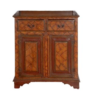 Pequeno <b>armário </b>em madeira nobre, com estrutura retangular com dois gavetões superiores e duas portas inferiores, decoradas com pintura imitando marmorizado craquelado em tons terrosos. Puxadores metálicos tipo argola e pés recortados. Med. 98 x 86 x 47 cm