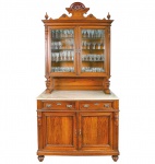 <b>Guarda louças </b>em madeira entalhada com tampo em mármore. Estrutura com portas envidraçadas na parte superior e gavetas e portas maciças na inferior. Entalhes ornamentais com motivos florais e geométricos. Pernas curvilíneas com rosetas. Med. 256 x 137 x 63 cm