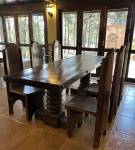 <b>Conjunto de mesa com 6 cadeiras </b>em madeira entalhada. Mesa retangular de tampo espesso sustentado por dois robustos pés torneados em forma de coluna helicoidal. Acompanha seis cadeiras com encosto alto e levemente arqueado, de linhas rústicas e assento plano.