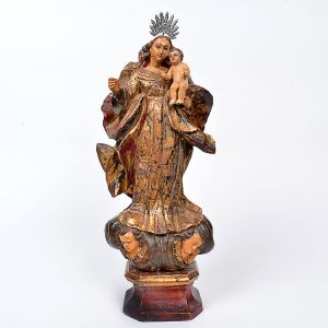 Belíssima imagem de <B>Nossa Senhora do Rosário com o Menino </B>entalhada com exuberante policromia e douração com volutas. Sobremanto arrebanhado ao braço onde apoia-se o Menino. Base decorada com cabeças de anjinhos. Resplendor em prata. Séc. XVIII. Alt. 40 cm