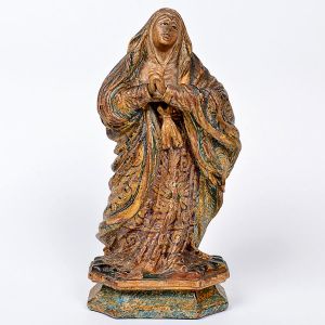 Belíssima imagem de <b>Nossa Senhora das Dores </b>em madeira entalhada com belo movimento levemente recurvo e vestes ricamente policromadas e douradas. Expressivos olhos em contas evidenciando sua dor. Base chanfrada. Provavelmente Bahia. Séc. XVIII. Alt. 29 cm