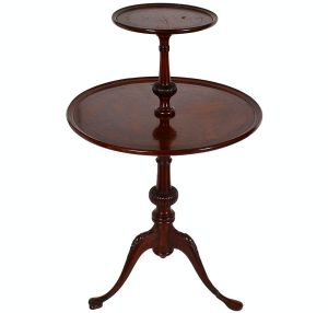 <b>Mesa inglesa com dois tampos </b>circulares superpostos em rádica ornamentados em "parqueterie" por faixas em madeira rara e bordas em degraus. Coluna central reta ornada com largos anelados dentados. Base com pernas recurvas rematadas por sapatas. Alt. 90 cm