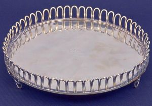 <b>Salva </b>circular em prata portuguesa. Centro liso com vestígio de monograma sob coroa. Galeria e triplos pés vazados no estilo neoclássico. Contraste ainda em uso no final do séc. XVIII e punção de prateiro não identificado. Peso 475 gramas. Diâm. 21 cm