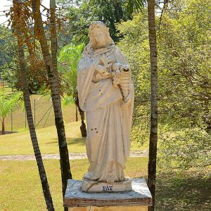 <b>Escultura </b>em faiança vitrificada representando figura feminina alegórica da "Paz", portando ramos e pomba ao colo. Base marcada "F. Devesas Possui craquelês, trincas e lascados em áreas pontuais, característicos de peças antigas expostas ao tempo.