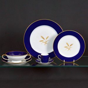 <b>Serviço de jantar</b>  em porcelana alemã Rosenthal, com borda azul cobalto e friso decorado em ouro. Apresenta marca da manufatura no verso. Constando de 21 pratos rasos, 9 pratos de sobremesa, 11 "bowls" para "consommé" e 10 xícaras p/ café. Total de 51 peças.