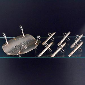 <b>Bandeja para aspargos </b>em metal Christofle, acompanhada de seis pegadores, com monograma. Peça de linhas elegantes e acabamento polido, característica da manufatura francesa. Os pegadores seguem o mesmo desenho refinado. Compr. da bandeja 21 cm