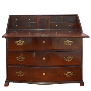 <b>Papeleira </b>em madeira nobre, com tampo "abattant", revelando interior compartimentado com pequenas gavetas e vão central com portinha. Parte inferior com três gavetões de frente sinuosa, dotados de ferragens em metal vazado. Med. 107 x 116 x 96 cm