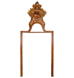 <b>Talha </b>em madeira belamente patinada, apresentando forma retangular e estrutura retilínea com frisos boleados. Ao topo destaca-se um frontão entalhado com elementos vegetais em composição barroca. Realces a ouro. Séc. XVIII. Med. 400 x 175 cm