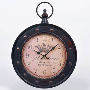 <b>Relógio de parede </b>decorativo, em estilo francês, em metal pintado.Mostrador impresso com inscrição "St. Julien  Bordeaux" e coroa central. Moldura circular com apliques metálicos e argola superior simulando relógio de bolso. Med. 40 x 54 cm