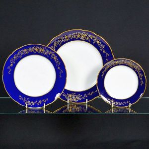 <b>Serviço de jantar </b>em porcelana francesa Limoges, apresentando faixa azul cobalto, decorado com guirlandas floridas a ouro. Marcas da manufatura no verso. Constando de 28 pratos rasos, 12 pratos de sobremesa e 15 pratos p/ pão. Total de 55 peças.