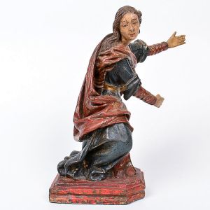 Excelente imagem de <b>Maria Madalena </b>em madeira entalhada com vestes em policromia íntegra, de tonalidades de azul e vermelho. Notar o detalhado tratamento dado aos cabelos caídos às costas em ondulações. Base chanfrada. Séc. XVIII. Alt. 25,5 cm