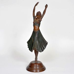 Réplica de escultura Art Déco, em bronze patinado, representando bailarina em movimento, com braços erguidos e vestimenta típica com detalhes minuciosamente trabalhados. Base circular escalonada. Alt. 66 cm