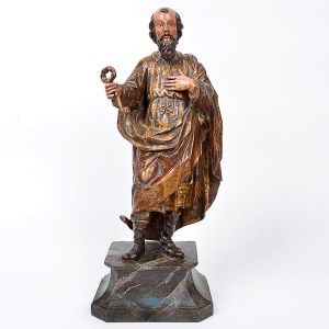Belíssima imagem de <b>São Pedro </b>em madeira esculpida com vestes plissadas. Elegante tratamento dos cabelos e barba. Em uma das mãos a chave do céu e pés com altos coturnos. Policromia de época preservada e bela douração. Séc. XVIII. Alt. 50 cm