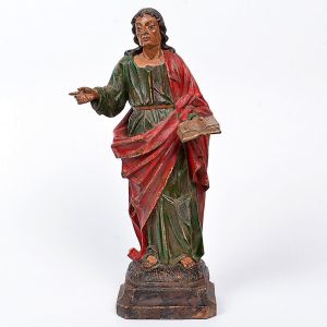 Imagem de <b>Santo Apóstolo </b>de excelente erudição em madeira entalhada, apresentando magnífica feição e vestes em policromia verde e vermelha talhadas em diversos sentidos. À mão esquerda, o evangelho. Base marmorizada. Séc. XVIII. Alt. 32,5 cm