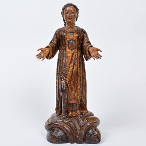 Linda imagem representando <b>Nossa Senhora das Mercês </b>em madeira, apresentando talha erudita em plissados verticalizados. Belo tratamento dado ao cabelo preso em coque baixo. Ricos realces a ouro e policromia íntegra. Séc. XVIII. Alt. 31,5 cm