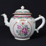 <b>Bule bojudo </b>em porcelana Companhia das Índias decorada com reservas florais e frisos superiores em padrão escamado rosado com volutas verdes. Bico em forma de galho e alça sinuosa. Tampa guarnecida com pomo em formato de botão. Alt. 14 cm