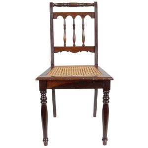 <b>Cadeira </b>em madeira escura, com encosto trabalhado por pequenas colunas torneadas e recortes superiores em arco. Assento em palhinha (apresenta danos), estruturada sobre quatro pés torneados. Possui selo original do fabricante. Alt. 87 cm