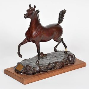 <b>MADERICH GYYN - Escultura </b>em bronze, representando cavalo em movimento sobre base rochosa, com plaqueta frontal gravada "On the Wings of Tomorrow  The Hal Gazal Legacy". Base em madeira. Assinada e numerada 2/11 na base. Med. 35 x 39 cm