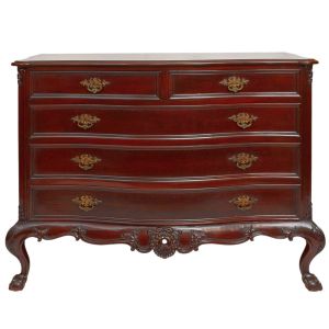 <b>Cômoda </b>em madeira nobre, de frente sinuosa com três gavetas amplas e duas menores superiores. Ferragens em metal trabalhado. Base com entalhes em volutas e concha central, apoiada sobre pés "cabriolet" com garras. Med. 103 x 130 x 58 cm