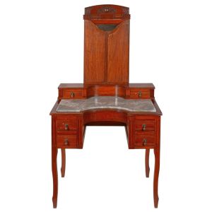 <b>Penteadeira </b>em madeira com espelho tripartido basculante e tampo em mármore com recorte sinuoso. Gavetas frontais de diferentes tamanhos e parte superior com compartimentos laterais. Estrutura com pernas recurvas. Med. 174 x 87 x 52 cm