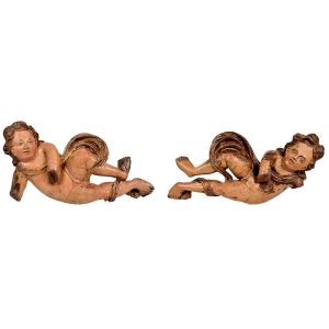 <b>Par de fragmentos </b>representando belíssimas figuras de anjos barrocos em madeira entalhada com policromia, douração e delicado panejamento movimentado. Notáveis feições e cuidadoso tratamento do cabelo das peças. Séc. XVIII. Alt. 60 cm