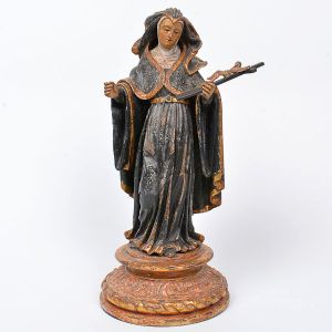 Belíssima imagem de <b>Santa Rita </b>de concepção fortemente erudita, apresentando vestes plissadas e policromadas, com douração de época. Pano da cabeça movimentado. À mão esquerda o crucifixo. Base circular lavrada. Séc. XVIII. Alt. 31 cm