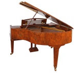 <b>Piano de cauda </b>Niendorf, com estrutura de madeira revestida por lâmina com bonito efeito marmorizado, apoiada sobre três pés afilados com rodízios metálicos. Acompanha tampa basculante e atril interno vazado. Med. 10 x 142 x 140 cm