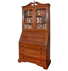 "<b>Bureau bookcase</b>" em madeira nobre, composto por parte superior com portas envidraçadas em treliça e interior com prateleiras. Seção central com tampa "abattant" e parte inferior com quatro gavetas alinhadas. Med. 210 x 100 cm
