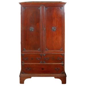 <b>Armário </b>em madeira com duas portas frontais lisas decoradas com aplicações em formato de leque nos cantos, sobre gavetas inferiores com puxadores metálicos. Base elevada sobre pés trabalhados em recorte. Med. 177 x 93 x 54 cm