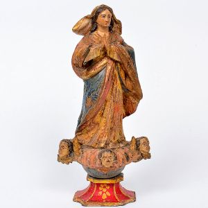 Imagem de <b>Nossa Senhora da Conceição </b>em madeira entalhada com belas vestes policromadas. A Santa pousa sobre enrolados de nuvens com três anjinhos ressaltados. Base chanfrada em vermelho carmim. Séc. XVIII / XIX. Alt. 104 cm