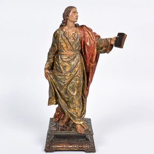 Belíssima imagem de <b>São João Evangelista </b>em madeira entalhada e vestes em rica policromia preservada, em tonalidades de verde e vermelho, profusamente realçada a ouro. Belo tratamento dado aos cabelos. Séc. XVIII. Alt. 48 cm
